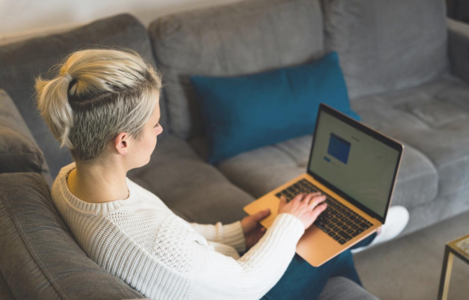 Espace de travail avec documents financiers et ordinateur portable