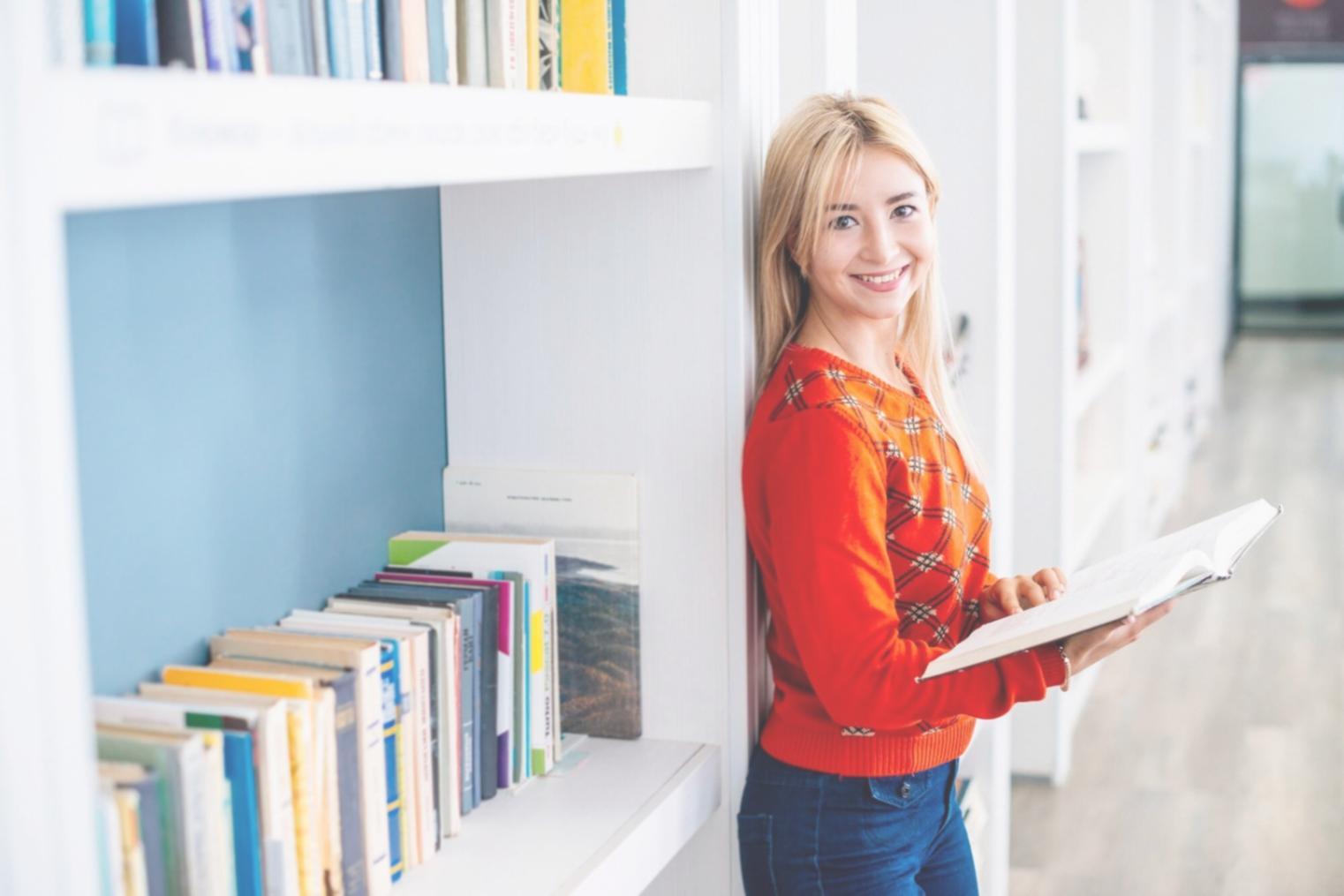 Session de travail sur la planification budgétaire avec documents et calculatrice