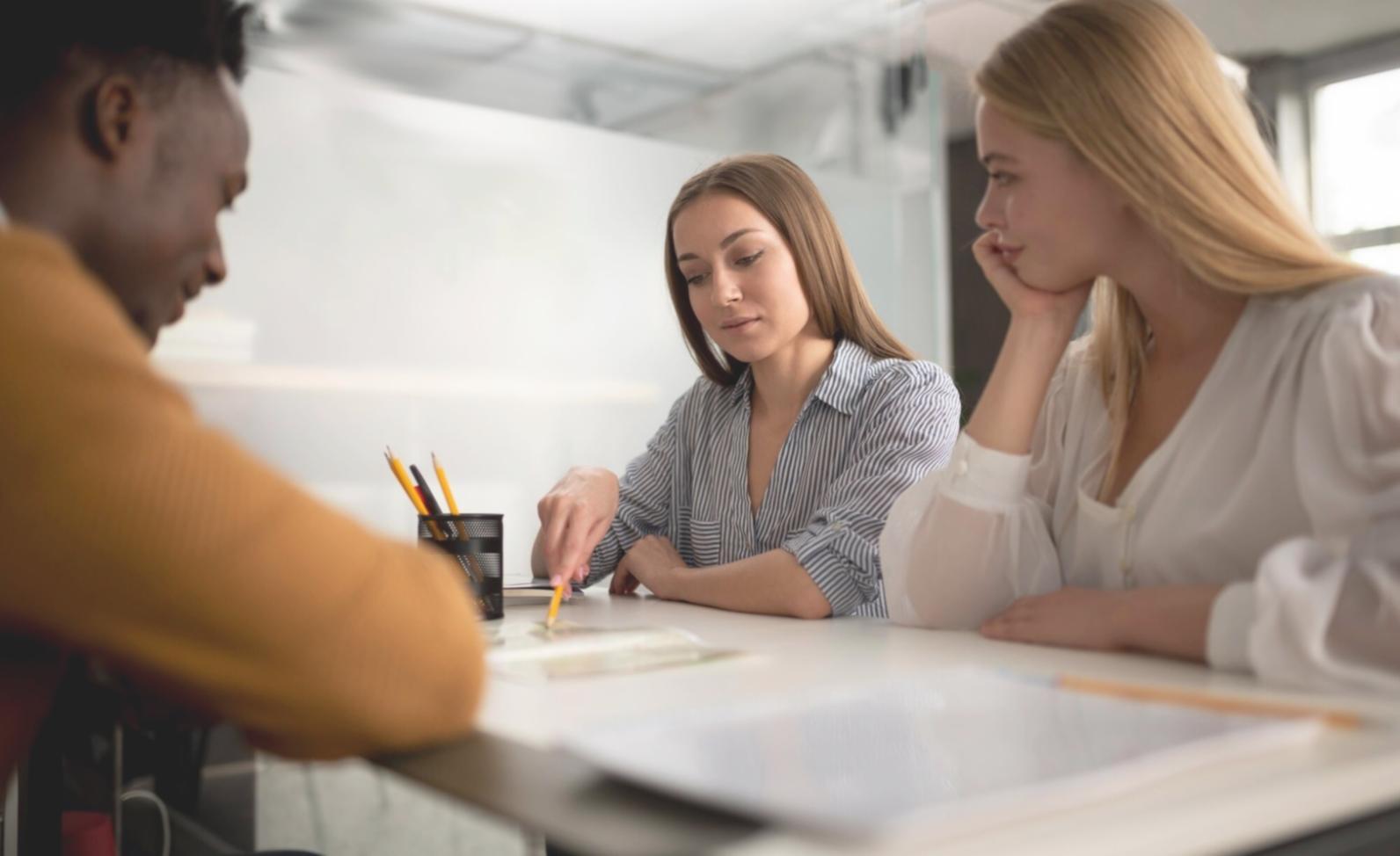 Bureau avec documents financiers et calculatrice
